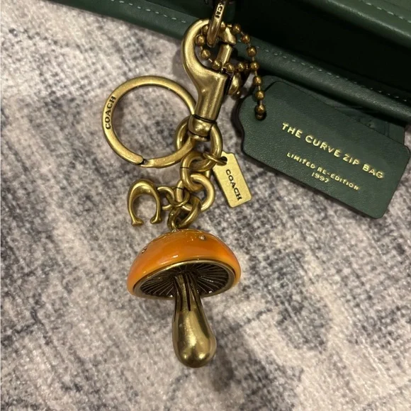 NWOT Coach Hunter Green Curve Zip Bag (with charm) - Picture 14 of 14